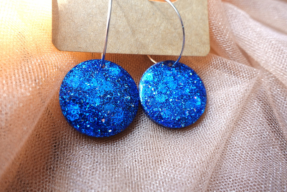 Blauwe glitter oorbellen (medium) hoops zilverkleurig
