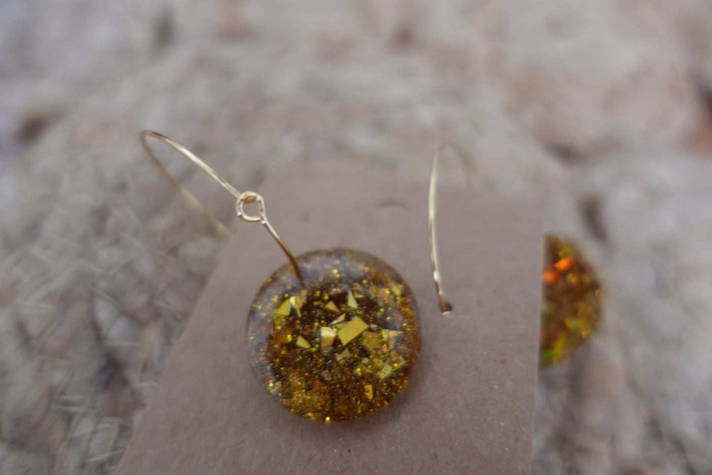 Gouden holografische oorbellen met glitter - hoops (statement oorbellen)