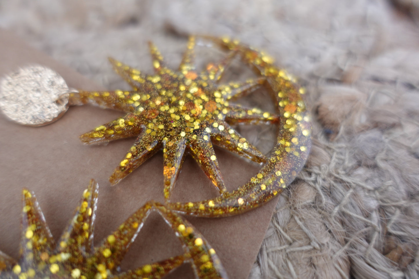 Gouden oorbellen met holografische glitter (statement oorbellen)