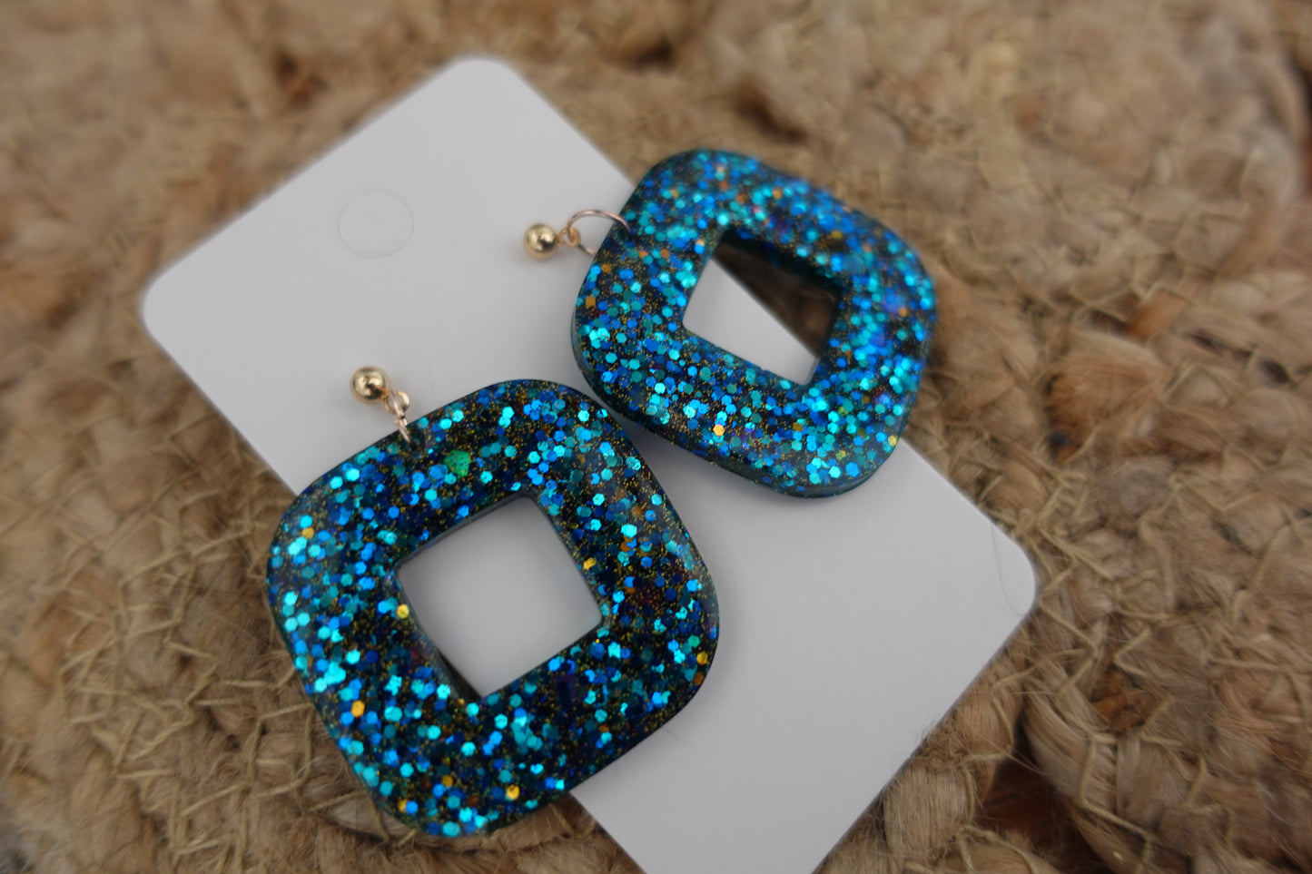 Blauwe oorbellen met holografische gouden glitter (statement oorbellen)