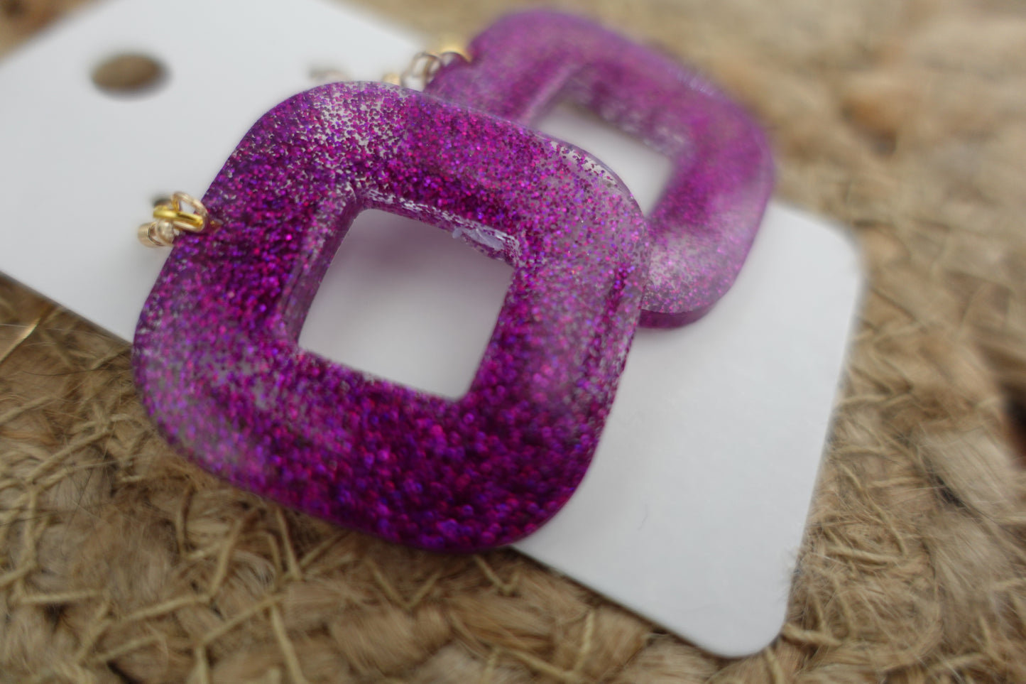 Roze - paarse oorbellen met roze holografische glitter (statement oorbellen)