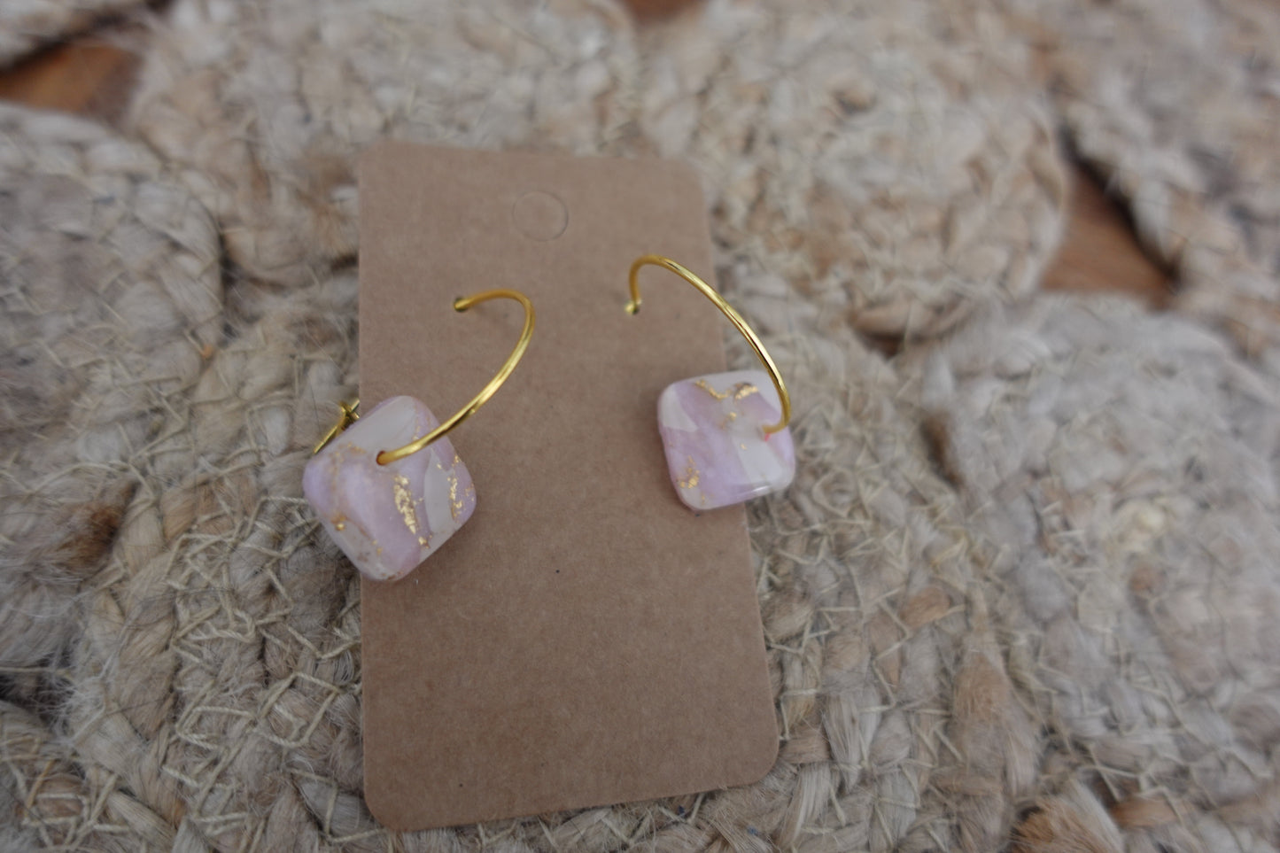 Lichtroze oorbellen met goud (marmereffect)