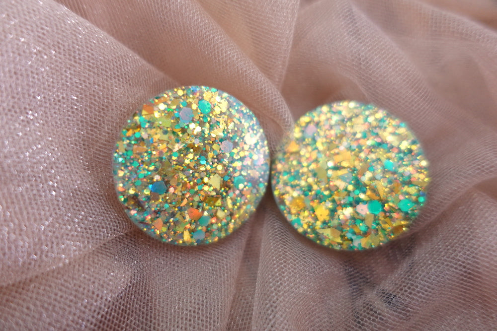 Maxi studs goud-groene glitter oorbellen