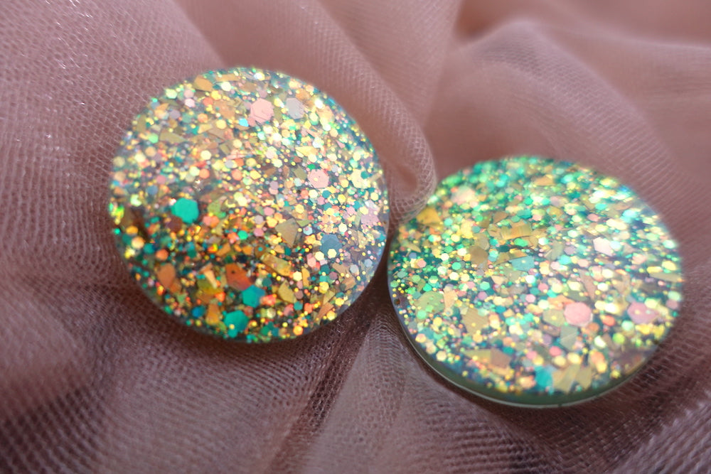 Maxi studs goud-groene glitter oorbellen