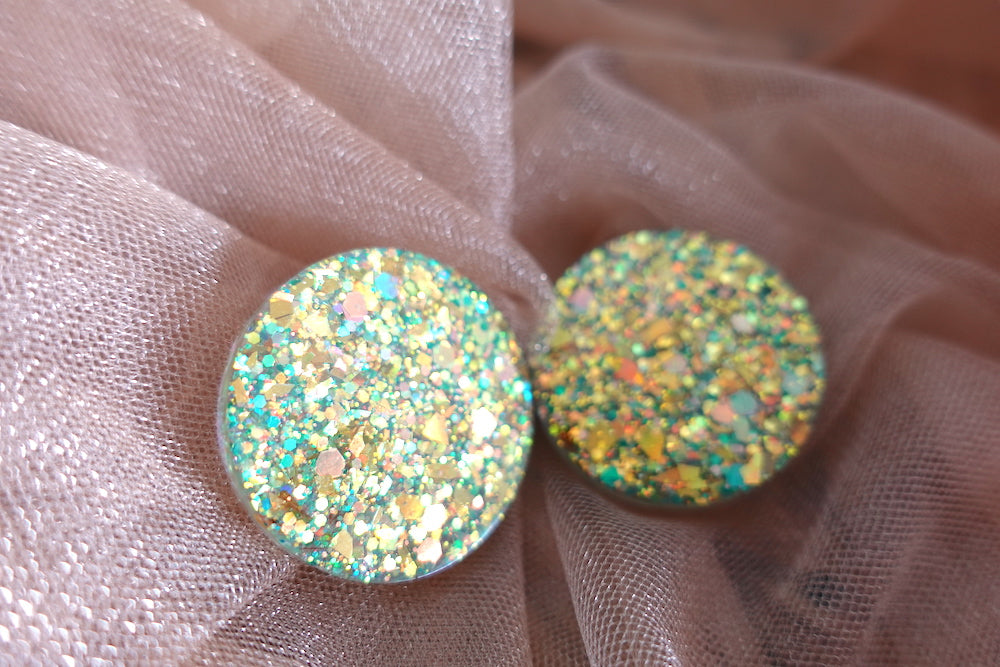 Maxi studs goud-groene glitter oorbellen