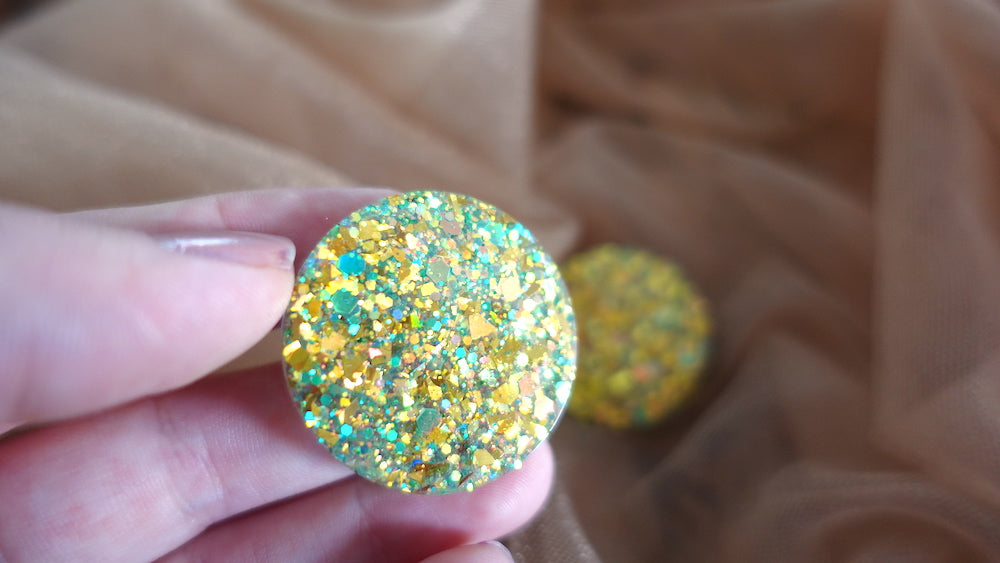 Maxi studs goud-groene glitter oorbellen