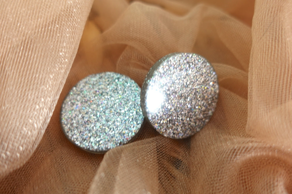 Maxi studs zilveren holografische glitter oorbellen