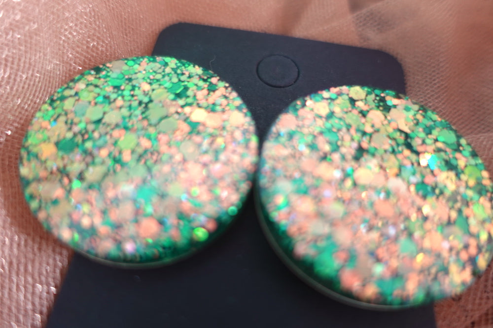 Maxi studs glitter oorbellen (goud, groen, oranje)