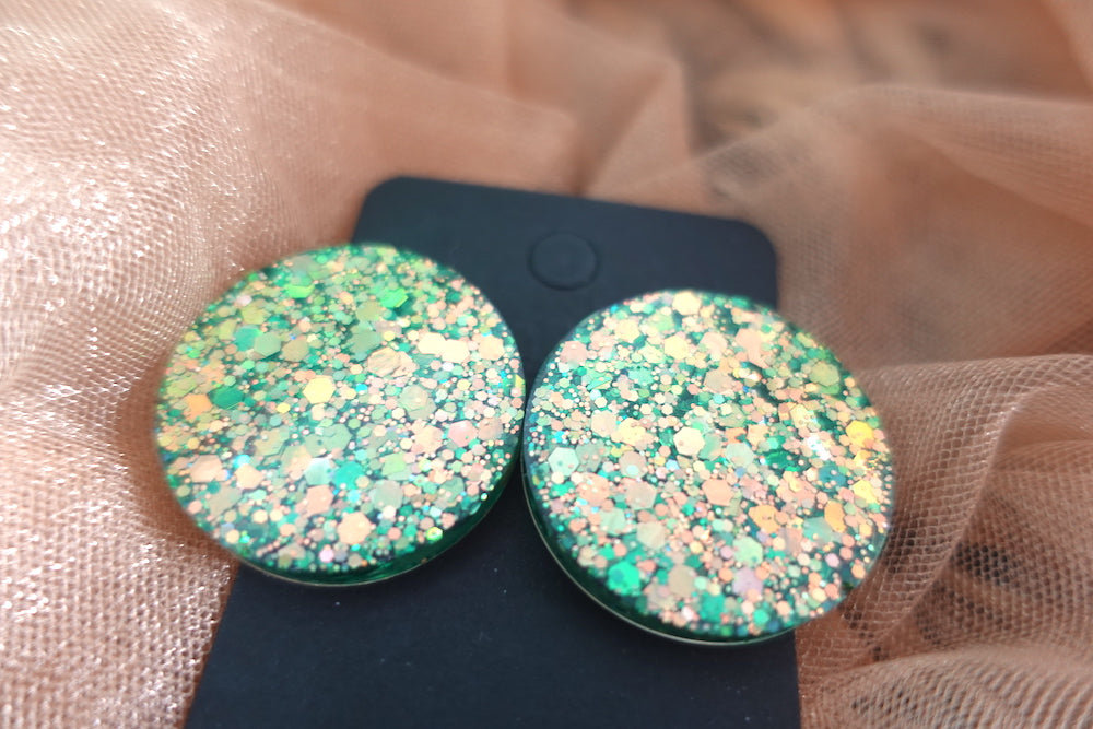 Maxi studs glitter oorbellen (goud, groen, oranje)