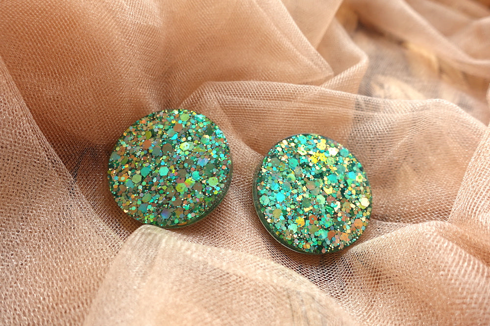 Maxi studs glitter oorbellen (goud, groen, oranje)