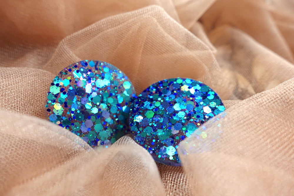 Maxi studs donkerblauwe glitter oorbellen