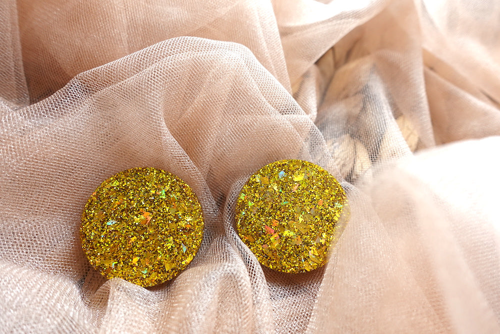 Maxi studs gouden holografische glitter oorbellen