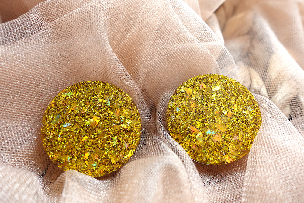 Maxi studs gouden holografische glitter oorbellen