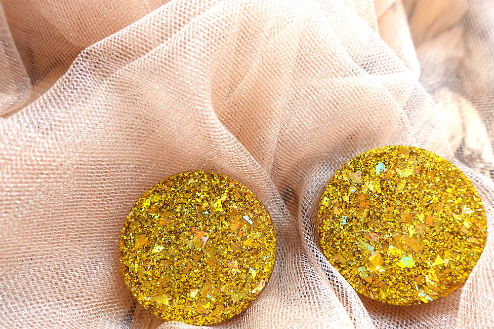 Maxi studs gouden holografische glitter oorbellen