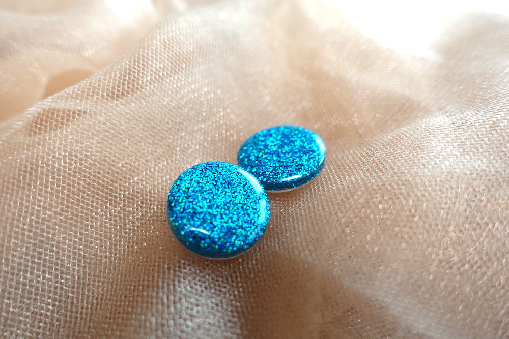 Turquoise holografische oorknopjes (medium) oorbellen