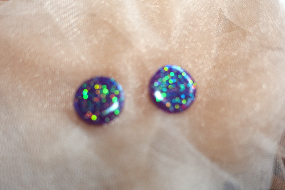 Paarse glitter oorknopjes (medium) met groene glitter oorbellen