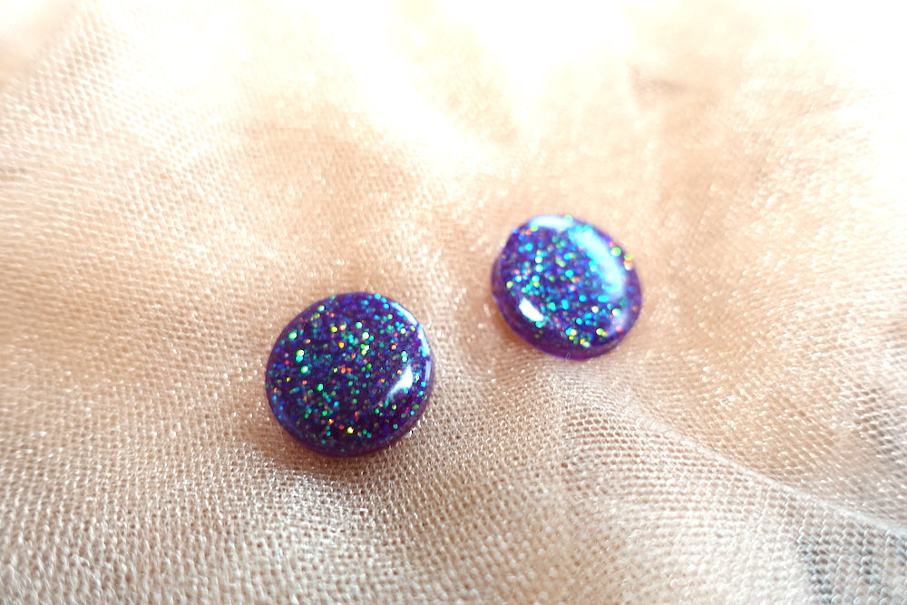 Paarse glitter oorknopjes (medium) met groene glitter oorbellen