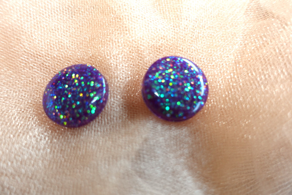Paarse glitter oorknopjes (medium) met groene glitter oorbellen