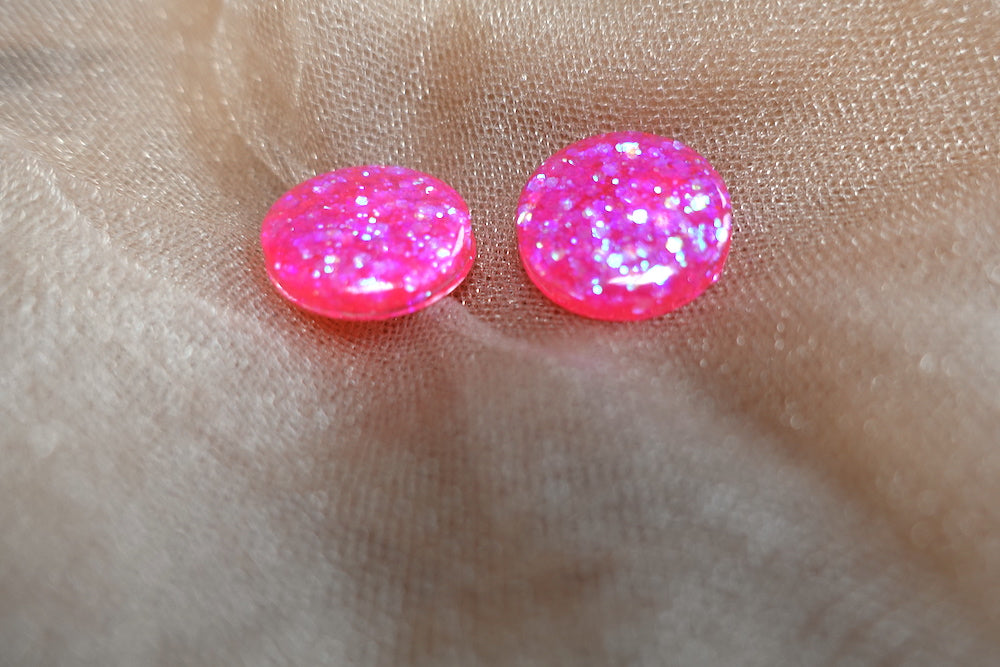 Fuchsiaroze glitter oorknopjes (medium) met flakes oorbellen
