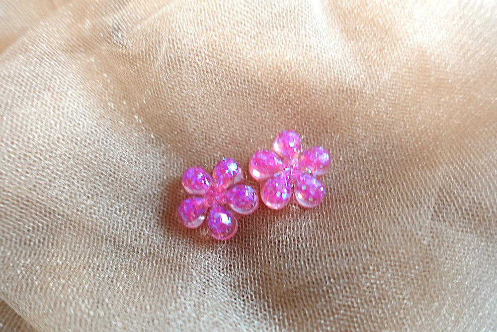 Transparante fuchsia roze glitter oorknopjes (bloemetjes) met blauw-paarse flakes oorbellen