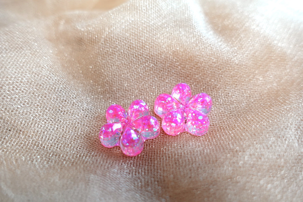 Transparante fuchsia roze glitter oorknopjes (bloemetjes) met blauw-paarse flakes oorbellen