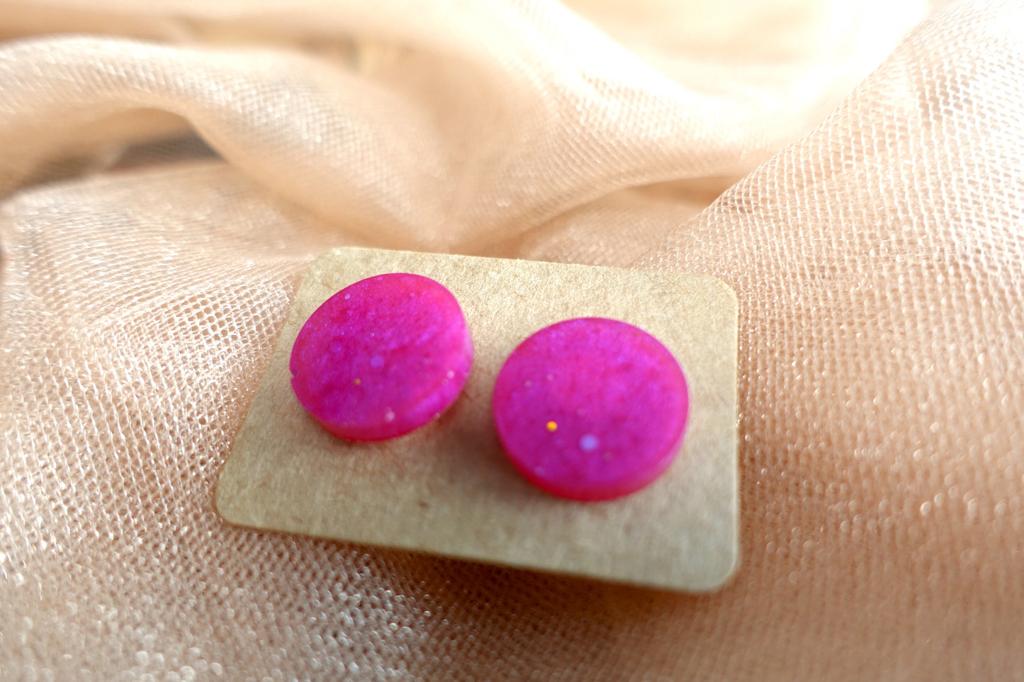 Roze fuchsia mini oorstekertjes oorbellen SKU 197