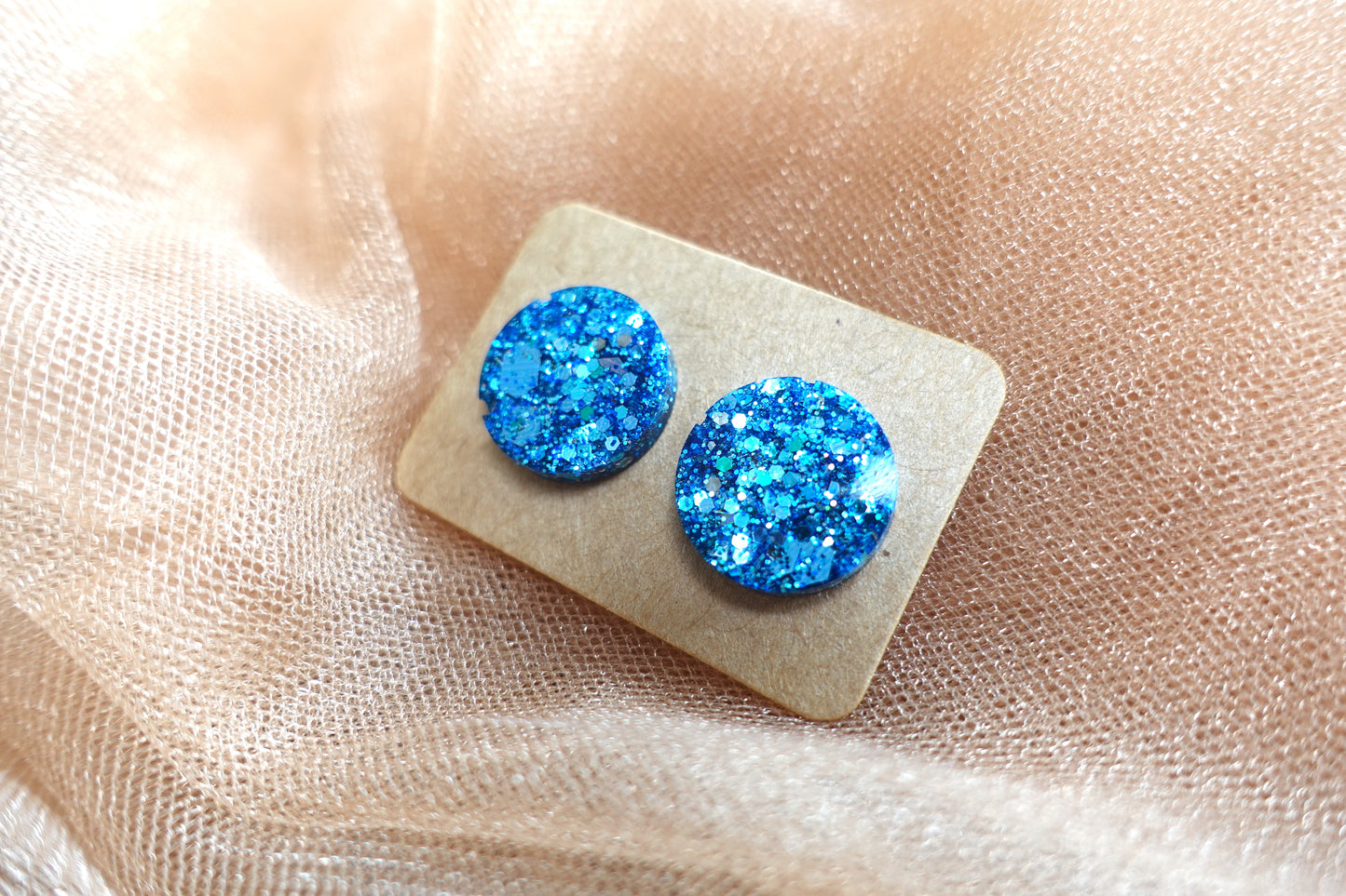 Blauwe holografische mini oorstekertjes oorbellen (met lichtblauwe en donkerblauwe glitter)