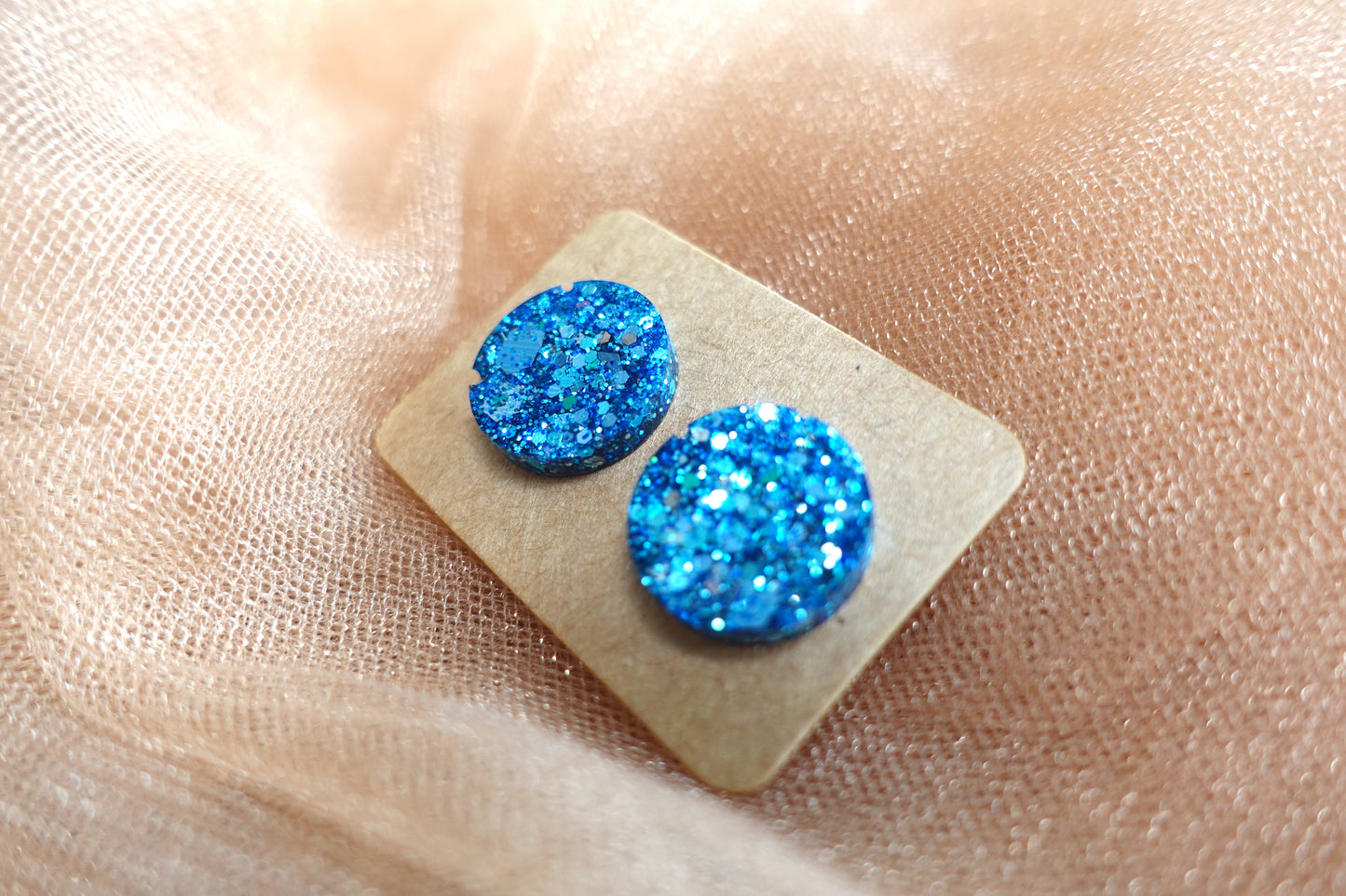 Blauwe holografische mini oorstekertjes oorbellen (met lichtblauwe en donkerblauwe glitter)