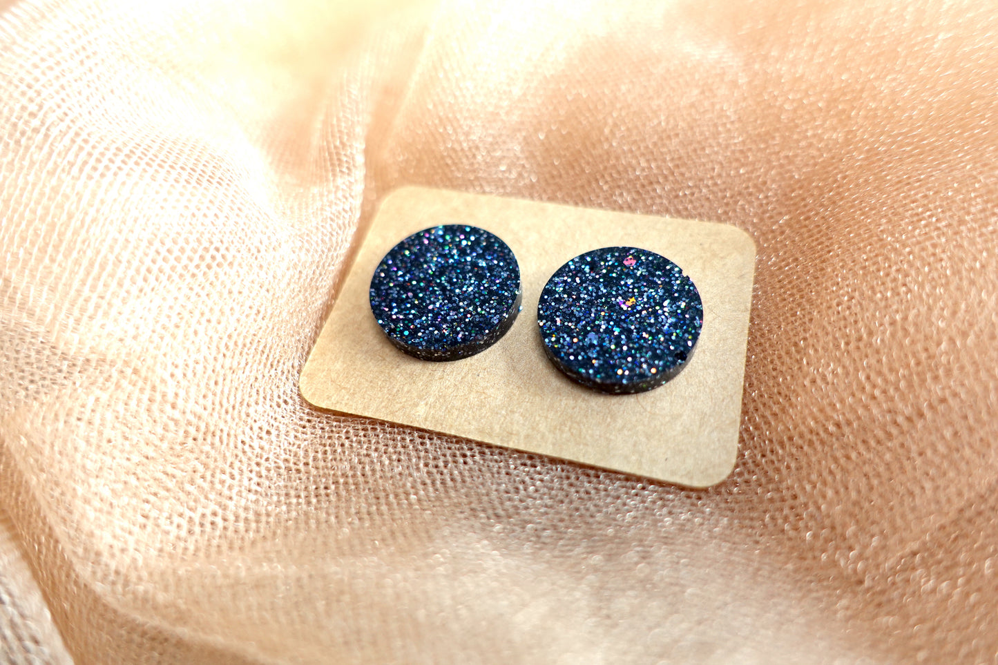 Zwarte holografische mini oorstekertjes oorbellen SKU 200