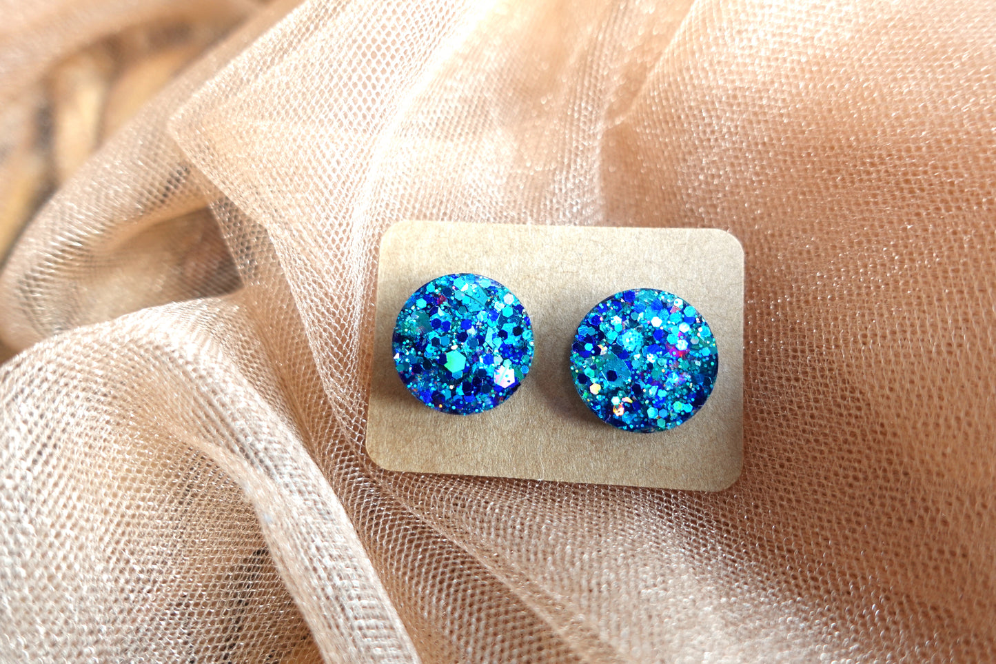 Donkerblauwe holografische mini oorstekertjes met zilveren holografische flakes oorbellen