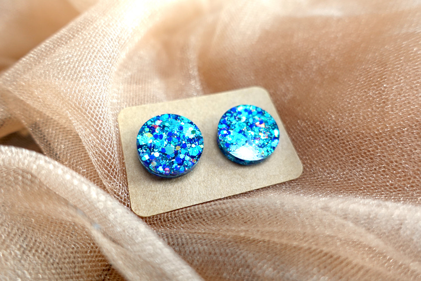 Donkerblauwe holografische mini oorstekertjes met zilveren holografische flakes oorbellen