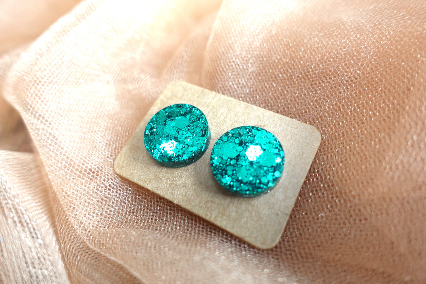 Donkergroene mini oorstekertjes oorbellen grove flakes SKU 201