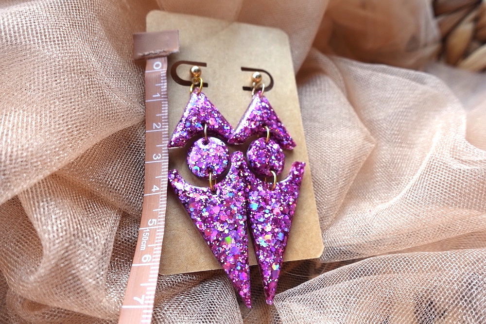 Roze holografische glitter oorbellen - statement oorbellen pijl