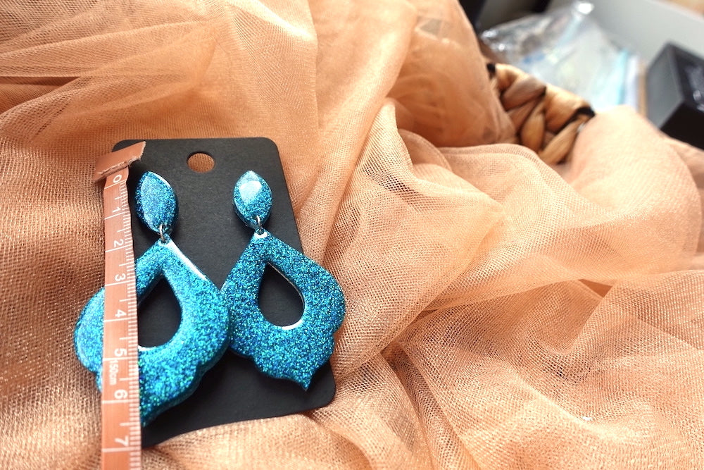 Marokkaanse donut turquoise blauwe holografische glitter oorbellen - statement oorbellen