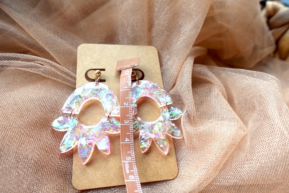 Lichtroze oorbellen glitter halve bloem - felgekleurde oorbellen