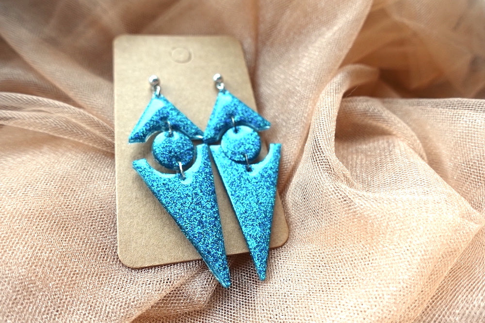 Turquoise oorbellen glitter pijl - felgekleurde oorbellen