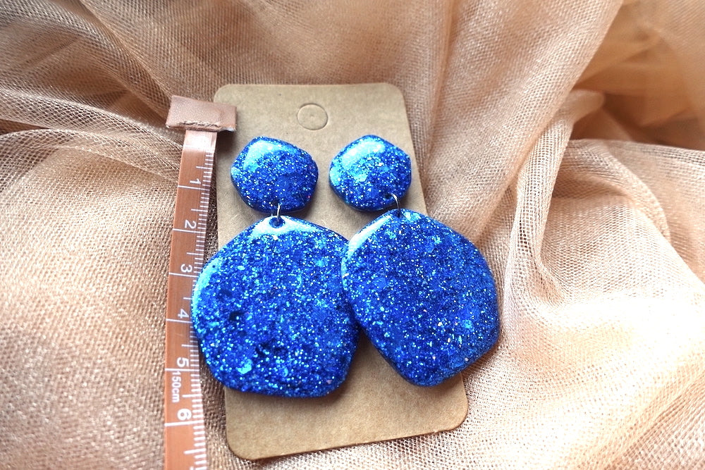 Organische oorbellen koel blauw glitter- felgekleurde oorbellen