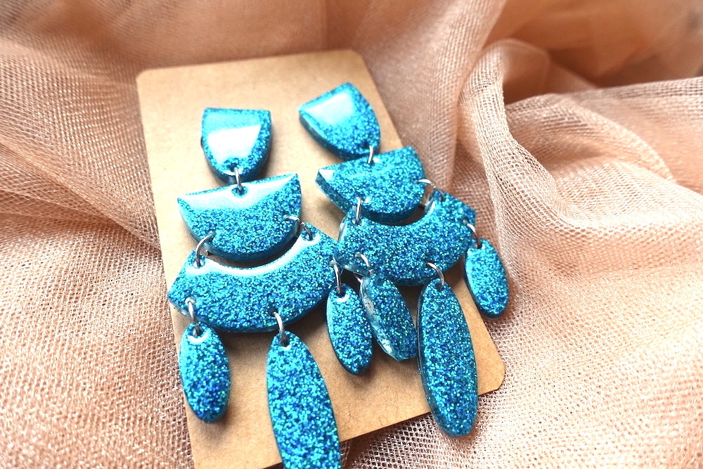 Extra Lange turquoise oorbellen glitter holografisch- felgekleurde oorbellen