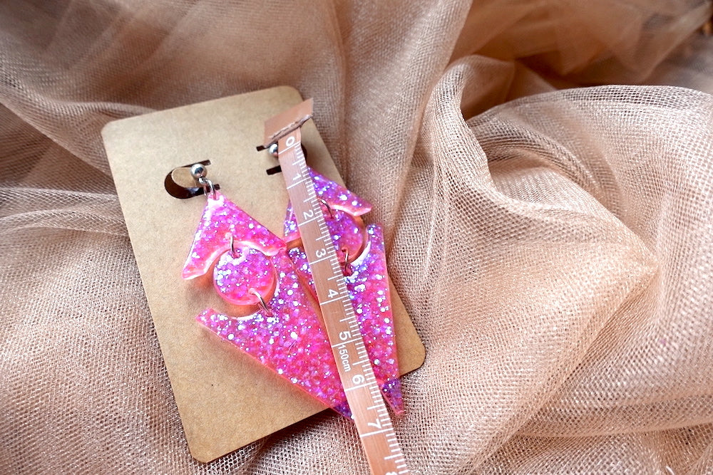 Pijl fuchsia oorbellen blauwe glitter - felgekleurde oorbellen