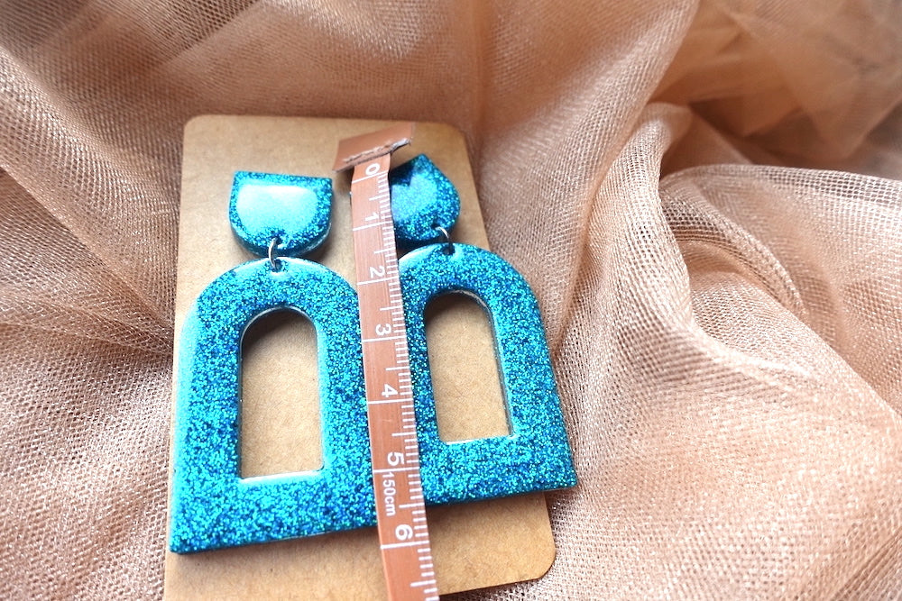 Halve boog oorbellen holografische turquoise glitter - felgekleurde oorbellen