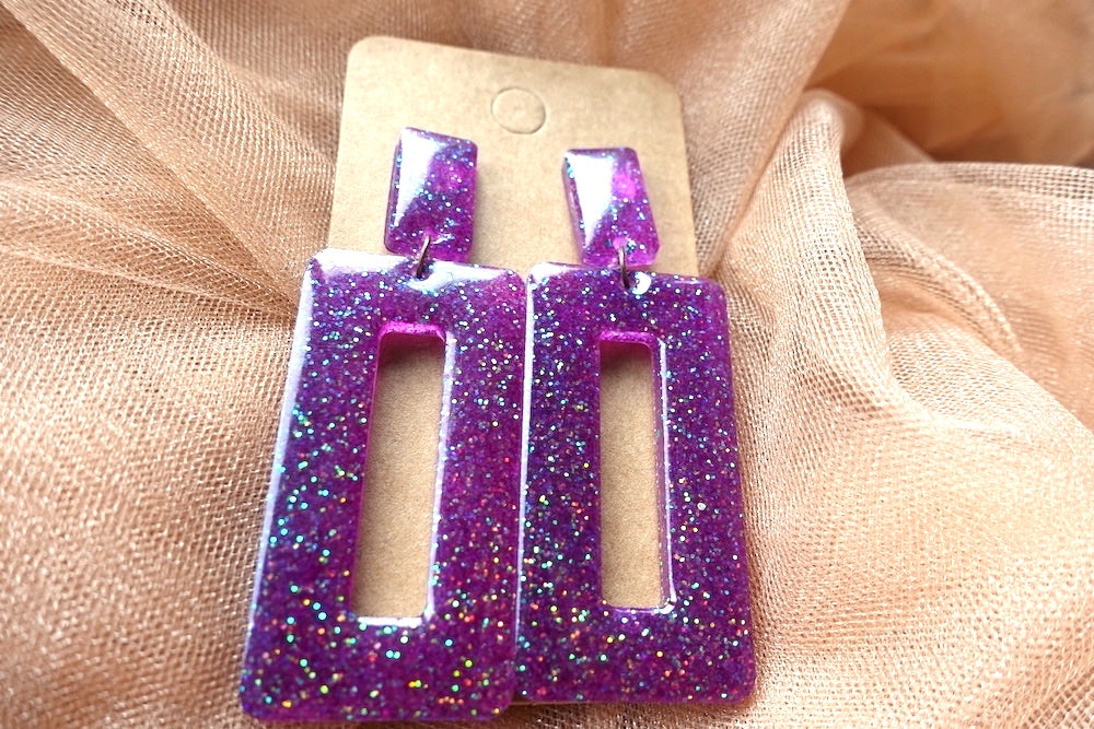Paarse rechthoekige oorbellen met groene glitter - statement oorbellen