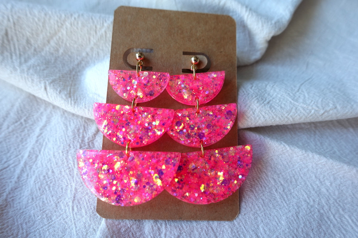 Barbie roze oorbellen met goudkleurige glitter - statement oorbellen