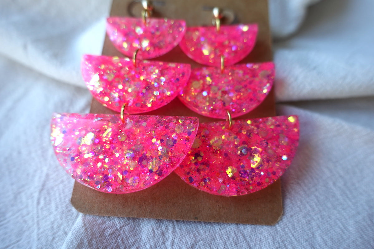 Barbie roze oorbellen met goudkleurige glitter - statement oorbellen