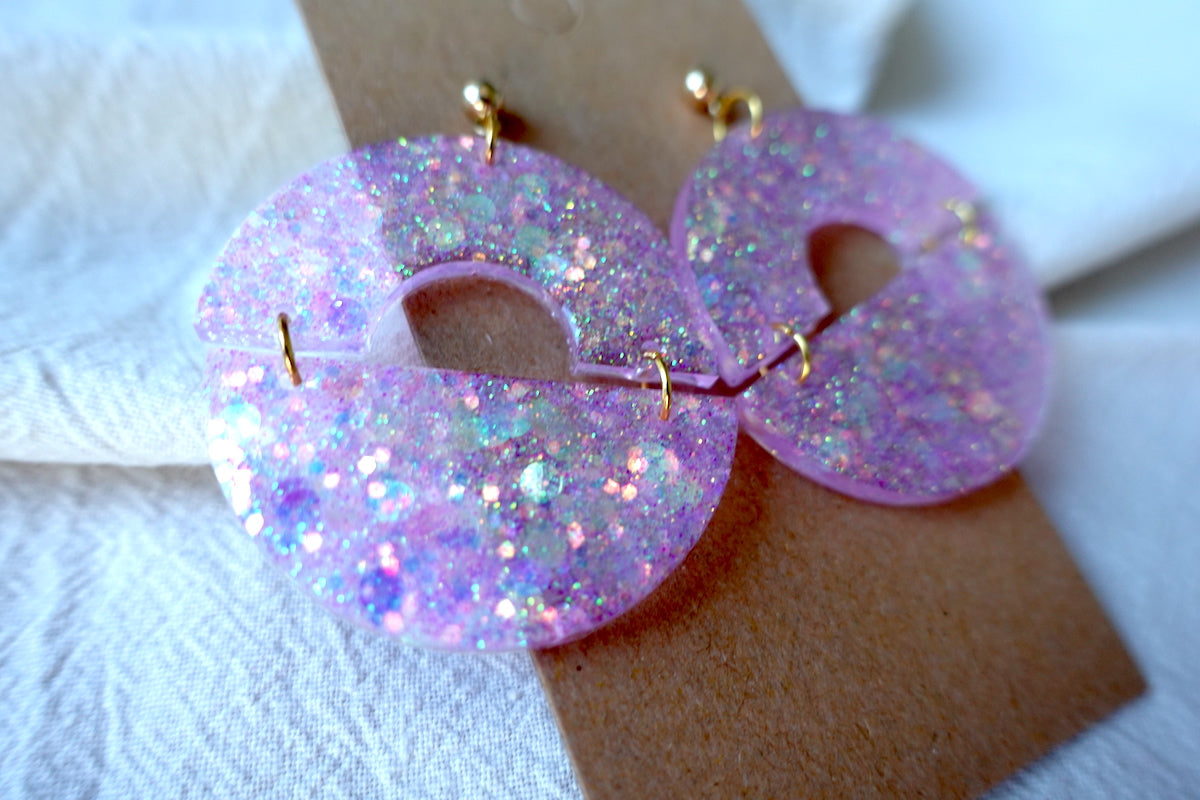 Halve maan lichtroze oorbellen met glitter - statement oorbellen