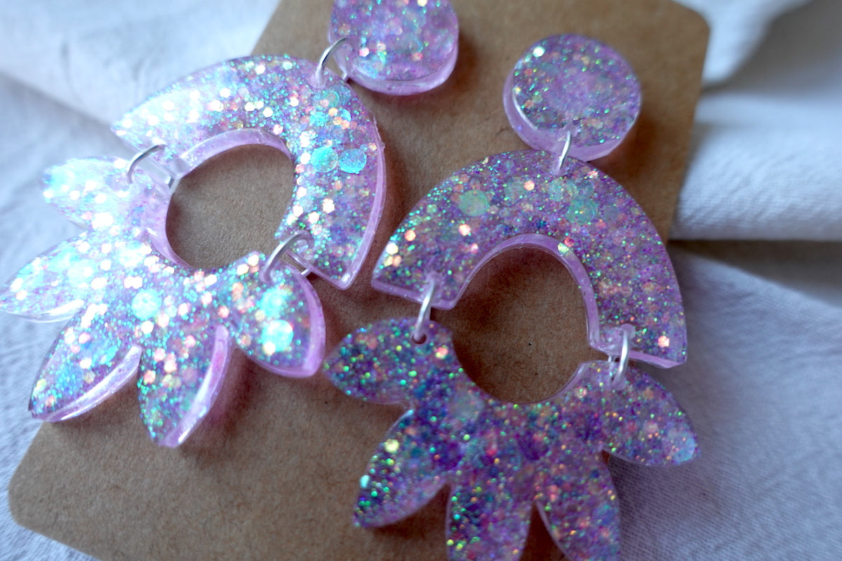 Halve bloem oorbellen lichtroze met glitter - statement oorbellen