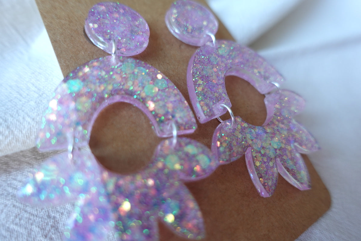 Halve bloem oorbellen lichtroze met glitter - statement oorbellen