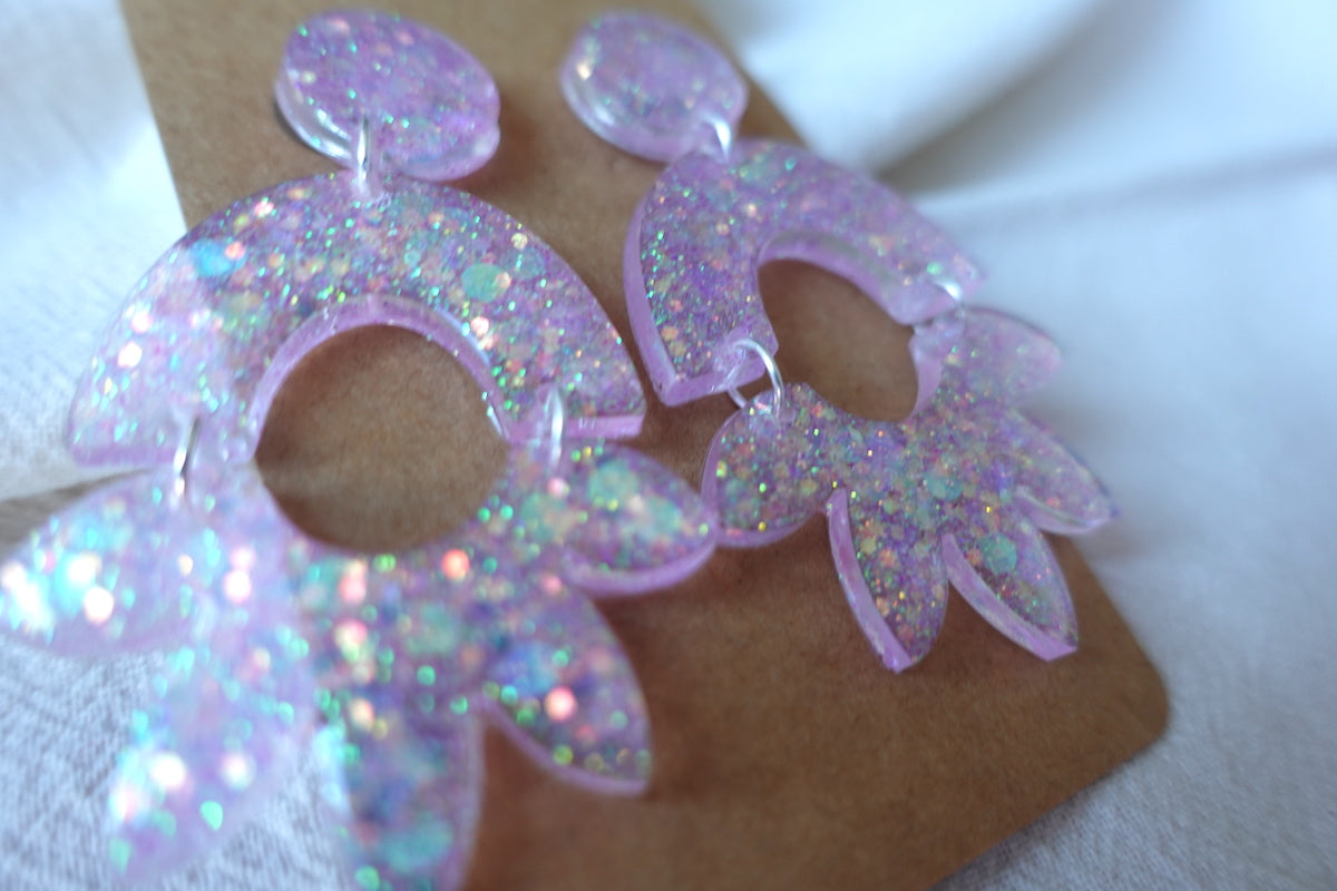 Halve bloem oorbellen lichtroze met glitter - statement oorbellen