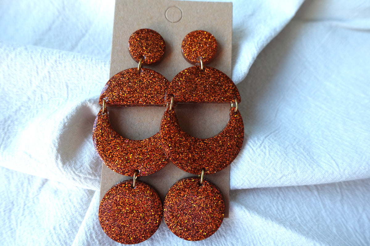 maan oranje oorbellen met glitter - statement oorbellen