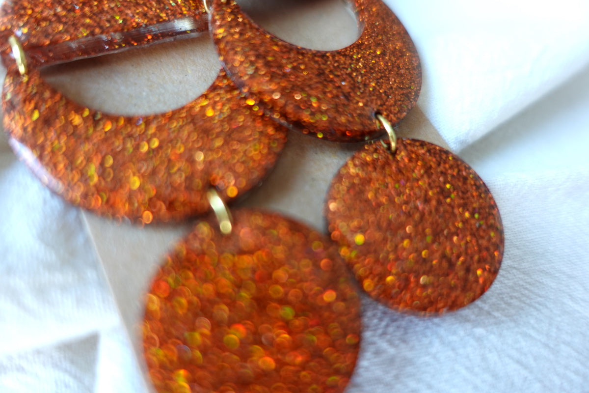 maan oranje oorbellen met glitter - statement oorbellen