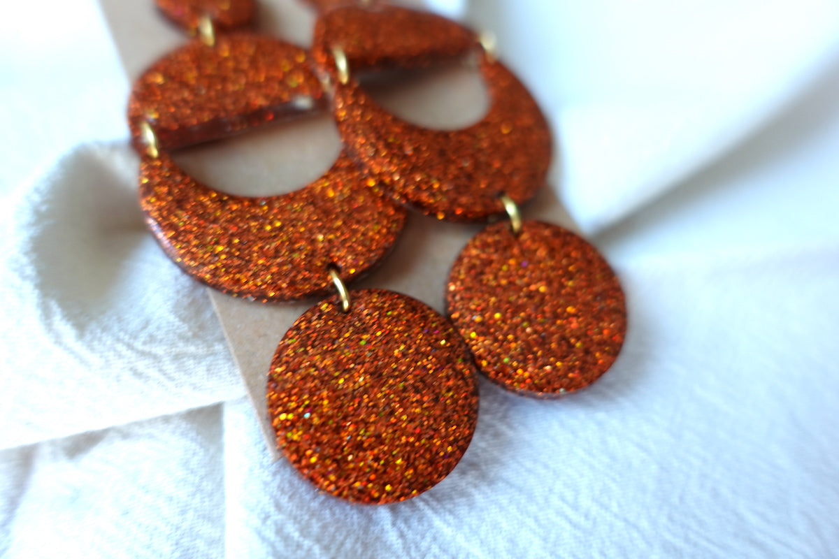 maan oranje oorbellen met glitter - statement oorbellen